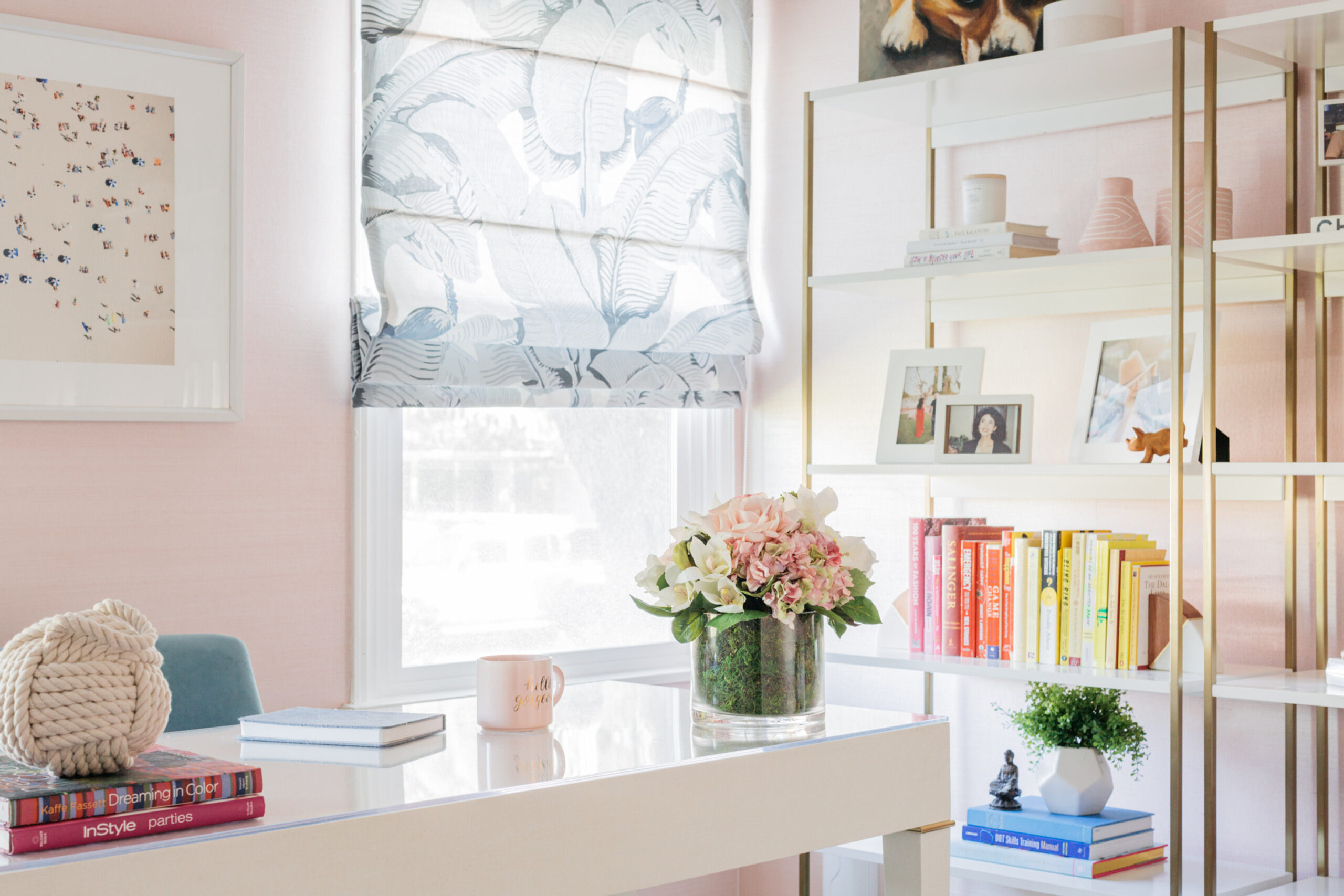 Stunning office room decoration with a perfect bookshelf and study table