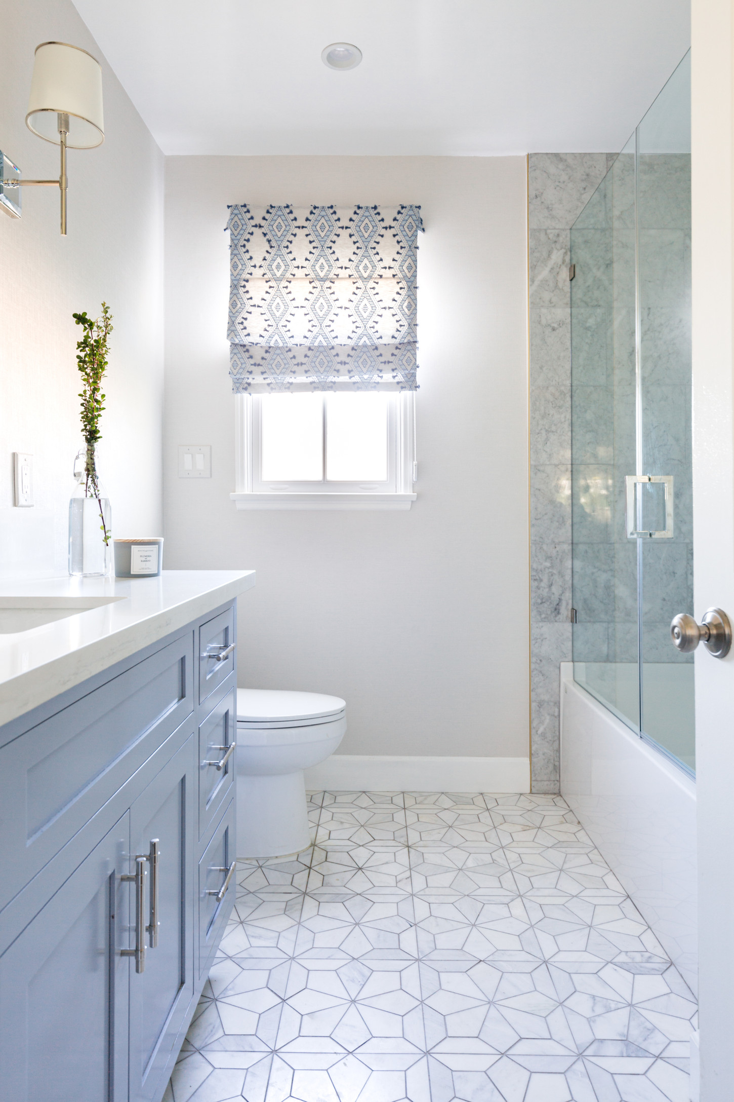 A well decorated bathroom with white color effect on tiles and walls