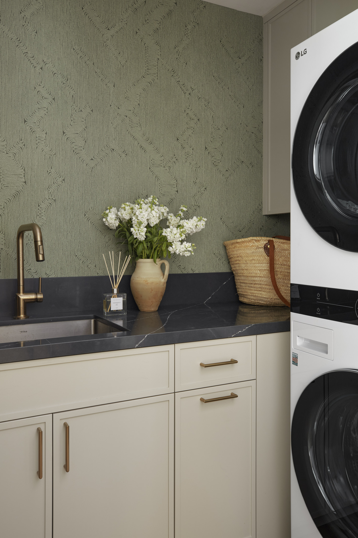 Kitchen storage solution with a flower vase and tap water filter