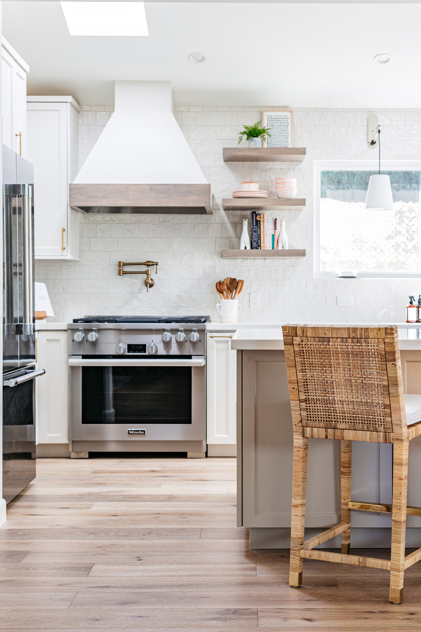 Kitchen design with stainless steel oven and other furniture